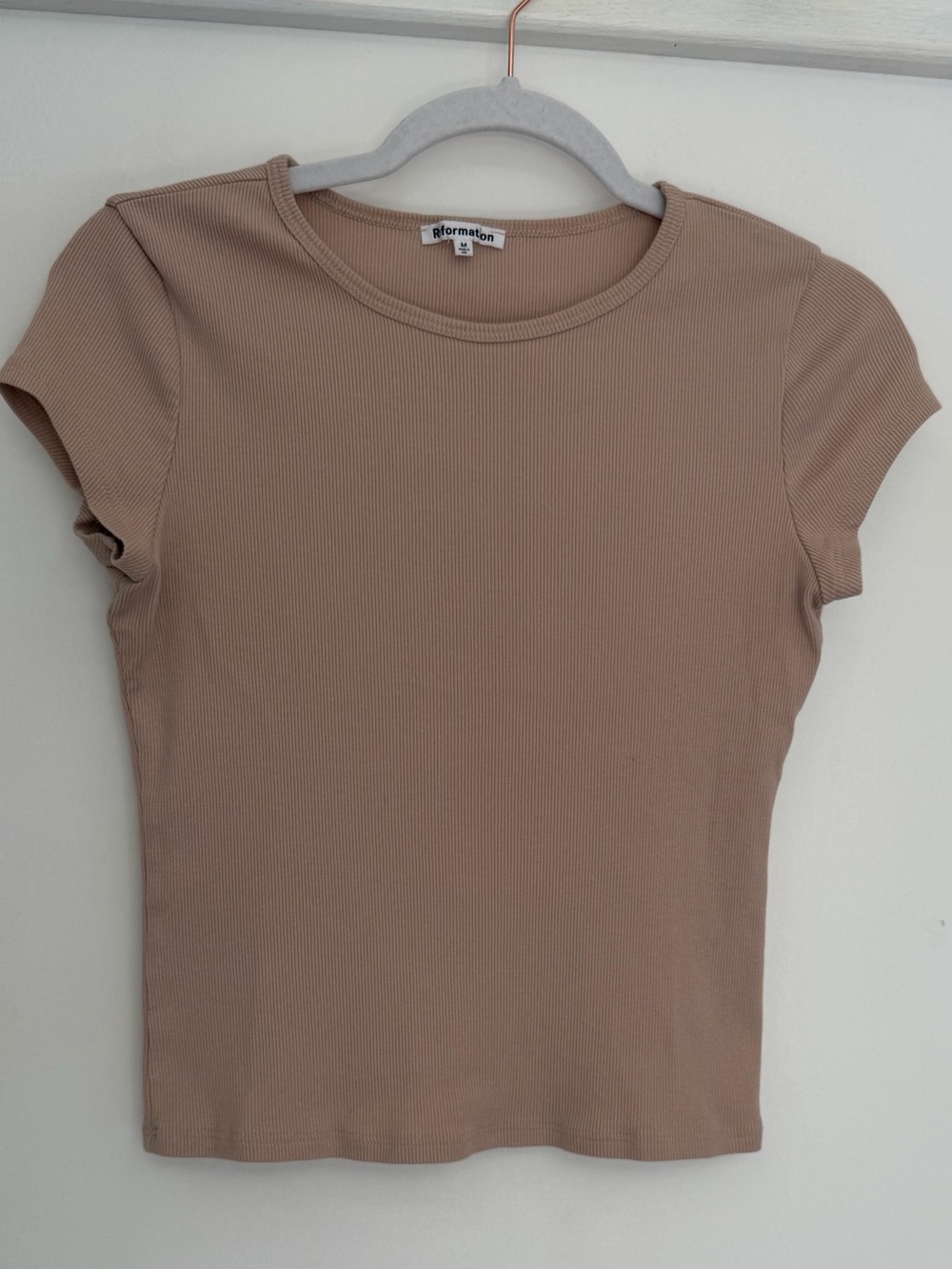 Reformation "Muse" Sand Tan Neutral Ribbed Baby Cropped Tee Shirt - Picture 4 of 16